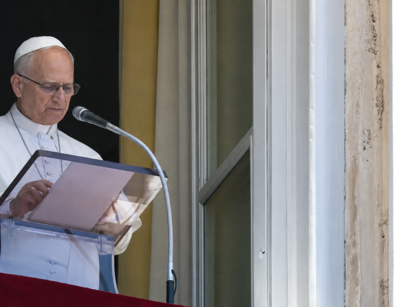 El Papa en el ángelus: Sólo en la cruz de Jesús se redime el mal