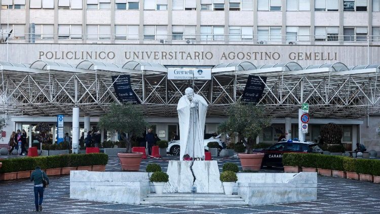 El Papa transcurre una primera noche serena en el hospital